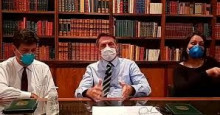 Bolsonaro faz live de máscara e desestimula protesto por causa de coronavírus