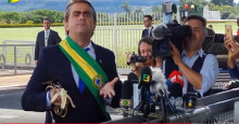 'Pergunta o que é PIB', ironiza Bolsonaro com humorista fantasiado