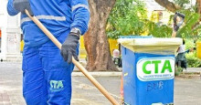 Mãe da cidade: profissional cuida da limpeza urbana em meio a pandemia
