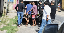 Homens são presos com moto roubada e drogas na Vila Risoleta Neves