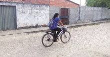 Professora em formação percorre 3 km de bicicleta para preparar aulas remotas