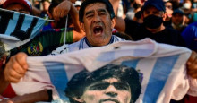 Cânticos e aglomeração marcam velório de Diego Maradona em Buenos Aires
