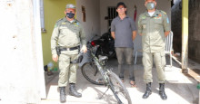 Policiais presenteiam criança com farda e bicicleta caracterizada da PM