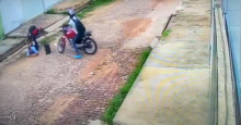 Vídeo mostra dupla assaltando homem no bairro Vale do Gavião, em Teresina
