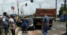 Caminhão sem freio arrasta carros na zona Sul de Teresina