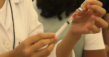 Vacinação de reforço contra covid-19 deve começar por idosos
