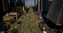 Bolsonaro discursa para manifestantes na Avenida Paulista em São Paulo