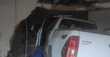 Motorista perde o controle de carro e invade casa na Piçarreira; veja vídeo