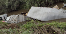 Após acidente, carreta carregada com motos cai dentro de rio em Campo Maior