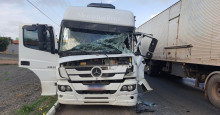 Colisão entre caminhões deixa motorista ferido na BR 343