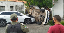 Carro capota após colidir com outro veículo no Centro de Teresina