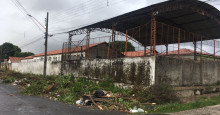 Moradores denunciam descarte irregular de lixo em calçada de escola no Água Mineral