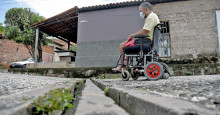 Cadeirante denuncia asfalto esburacado e falta de acessibilidade no bairro Água Mineral