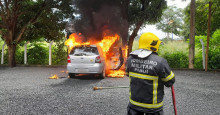 Carro pega fogo no Parque da Criança em Teresina