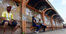 Sem ônibus, teresinenses esperam por mais de três horas em paradas durante carnaval