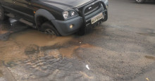 VÍDEO: asfalto cede e carro fica preso em buraco no bairro Tabuleta