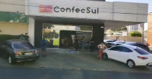 Motorista perde controle e carro invade loja de confecção na Nossa Senhora de Fátima