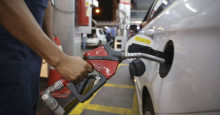 Preço do litro da gasolina vai cair mais R$ 0,15, anuncia Petrobras