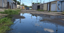 No bairro São Pedro, buracos dificultam moradores a entrarem nas próprias casas
