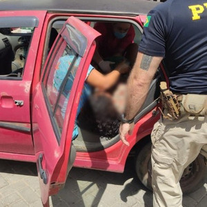 Policiais rodoviários federais fazem parto de mulher dentro de carro em Parnaíba