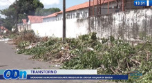 Moradores denunciam descarte irregular de lixo em calçada de escola 12 01 2022