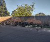 Lixo e mato nos arredores do Cemitério da Vermelha incomodam moradores na zona Sul