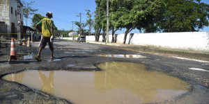 Santa Maria da Codipi: buracos na Avenida Poti causam acidentes e transtornos à moradores