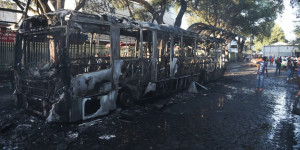 Homem ateia fogo em ônibus na Praça Saraiva; ação teria sido motivada por vingança