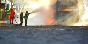 Jovem que ateou fogo em ônibus na Praça Saraiva teve surto psicótico