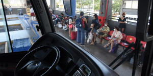 Mulher é indenizada em R$ 3 mil após embarcar em ônibus sujo em Teresina