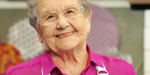 Apresentadora Vovó Palmirinha morre aos 91 anos em São Paulo