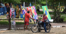 Toalhas com imagens de Lula e Bolsonaro continuam sendo vendidas em Teresina