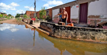 Sem escoamento, água de esgoto deixa moradores ilhados no Angelim