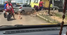 VÍDEO: Asfalto cede e caminhão carregado de cerveja fica preso na Avenida Celso Pinheiro