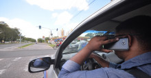10 pessoas são multadas por dia em Teresina por usarem celular no trânsito