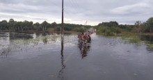 Após Lagoa do Portinho transbordar, população usa canoas para ir para escola e trabalhar