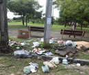Descarte de lixo em praça causa transtorno a moradores do bairro São Joaquim