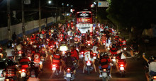 Flamengo é recebido com celebração de torcedores piauienses ao chegar em Teresina