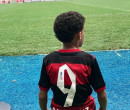 Vídeo: Filho de jogador do Altos-PI chora ao ganhar camisa de Gabigol, do Flamengo
