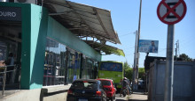Estações de ônibus diminuem espaços para veículos e pedestres na Av. Rui Barbosa