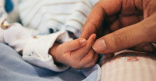 Justiça realiza primeira doação de bebê direto da maternidade para os pais adotivos