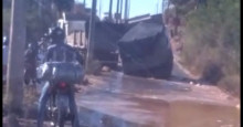 VÍDEO: Caminhão fica preso em buraco após asfalto ceder no bairro Santo Antônio
