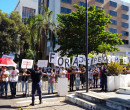 Dr. Pessoa é recebido com protestos em missa pelo aniversário de Teresina