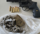 Homem é preso acusado de tráfico de drogas e porte ilegal de arma em Teresina