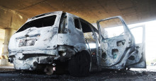 Carro fica destruído após pegar fogo no bairro Promorar; FOTOS