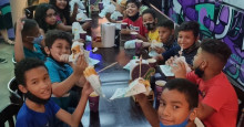 Crianças de baixa renda participam de ação em restaurantes de Teresina e Altos