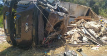 VÍDEO: Caminhão carregado com cerâmicas tomba e deixa três mortos