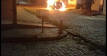 VÍDEO: Carro pega fogo e fica destruído no Alto da Ressurreição, em Teresina
