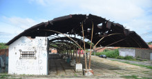 Falta de estrutura e teto esburacado prejudicam comerciantes em mercado no Nova Teresina