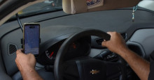 Motorista de aplicativo é feito refém e baleado por bandidos na zona Leste